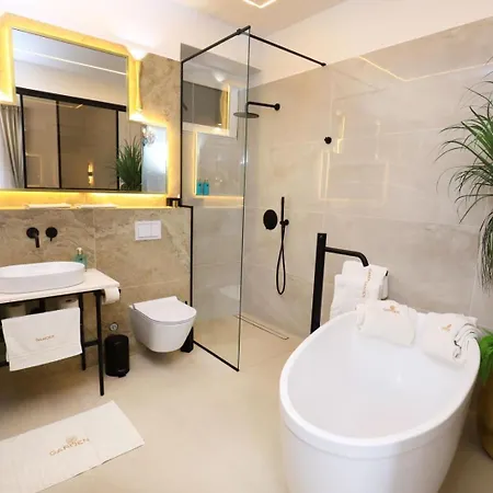 Гостьовий будинок Garden Luxury